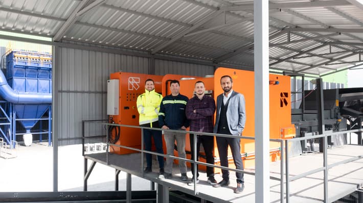 Alustar’s and TOMRA team in front of X-TRACT™