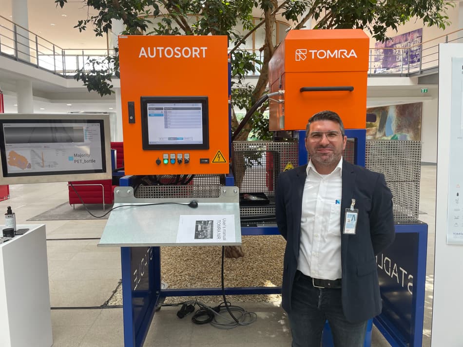 Valerio Sama, Market Strategy Manager – Packaging at TOMRA Recycling, presented the AUTOSORT™-Scanner to Henkel employees