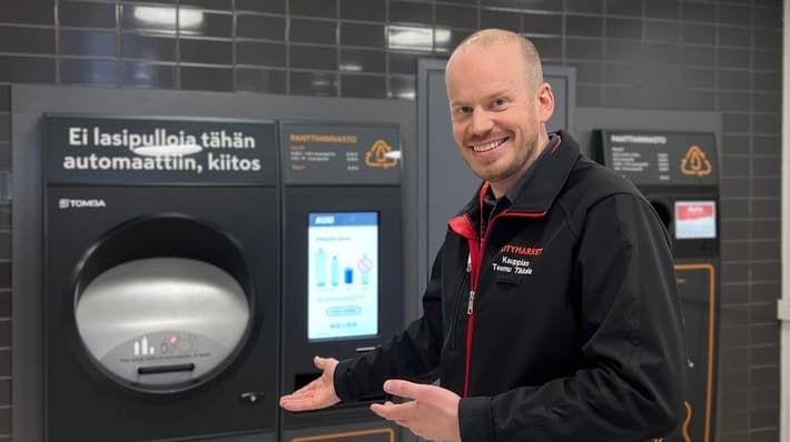 Tikkala uuden TOMRA R1 palautusautomaatin edessä