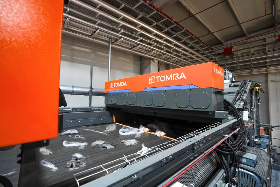 Thanks to the consistent airflow of the AUTOSORT™ SPEEDAIR, the lightweight LDPE waste materials move stably on the fast-moving conveyor belt