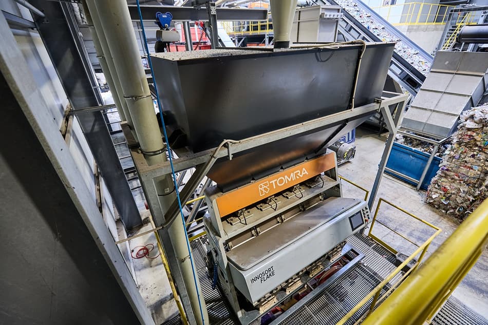 Plastic flake sorting machine