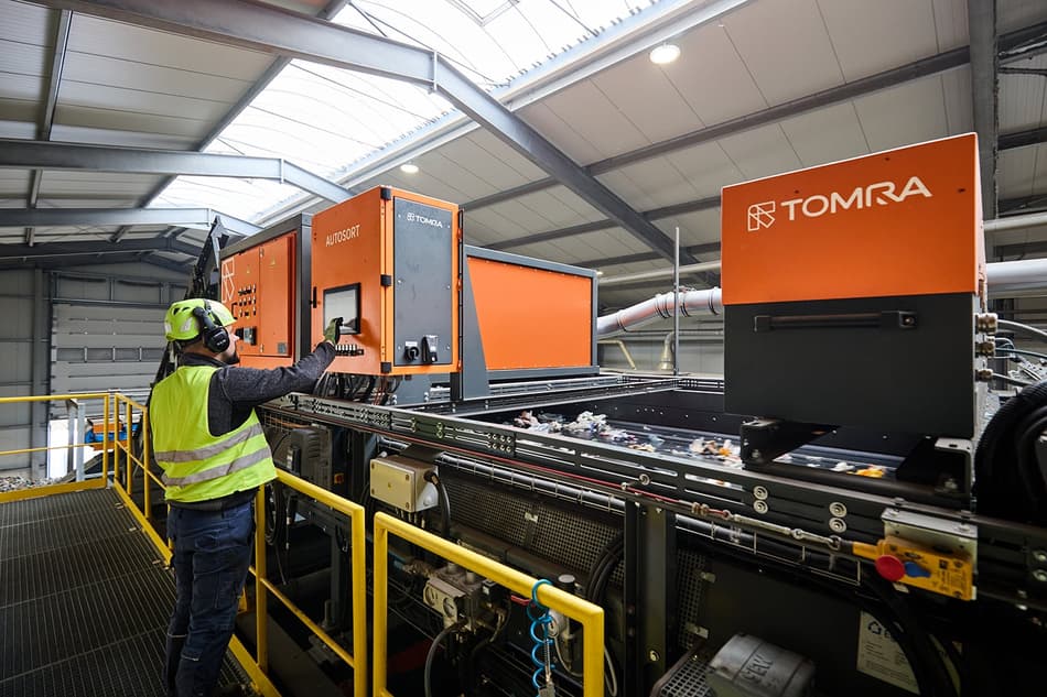 Man operating TOMRA sorting machine at AKR facility