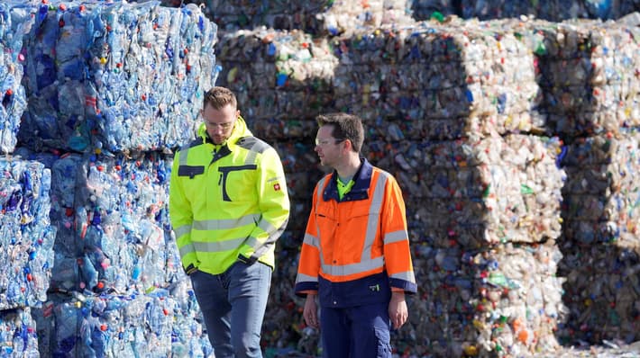 Picture of Tomra employee and wellman employee speaking