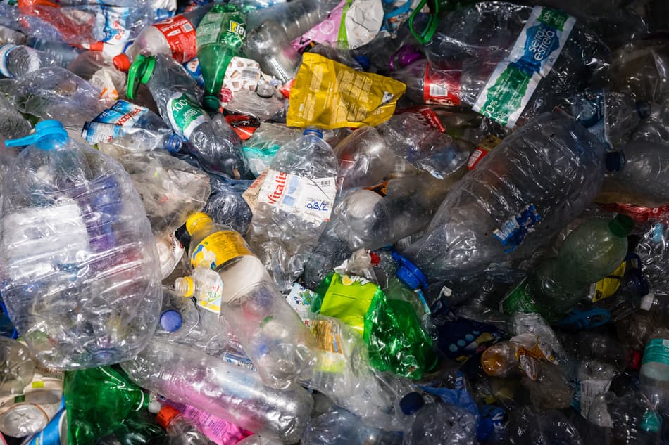Products output PET bottles