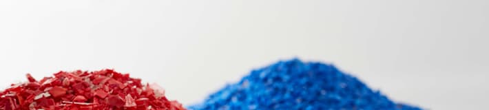 Sensorbasierte Sortierung trennt präzise rote und blaue PP Flakes