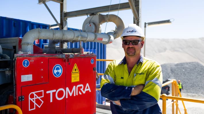 Man standing next to TOMRA PRO Secondary Laser sorter