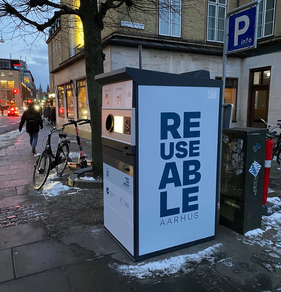 Et TOMRA Reuse automatiseret indsamlingssted for genanvendelige takeawaykopper i Aarhus, Danmark