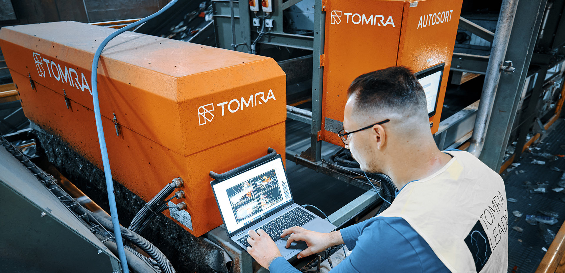 TOMRA Feedstock employee using pc connected to sorting machines