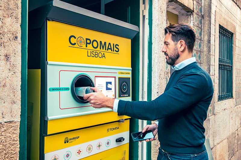 Consumer with CopoMais reusable cup return machine