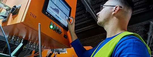 TOMRA Feedstock employee using sorting machine interface