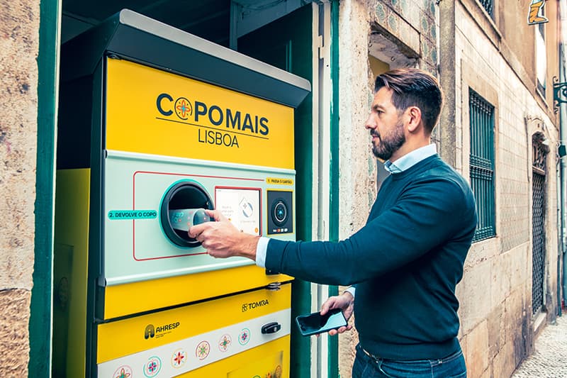 Man returning a CopoMais reusable cup at collection machine in Lisbon