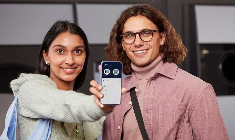 Couple with MyTOMRA app on mobile