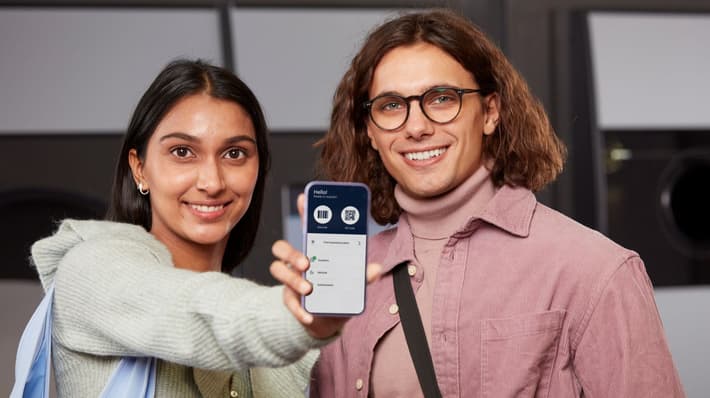 couple showing myTOMRA app
