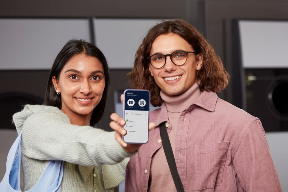 couple showing myTOMRA app