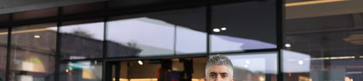 Fehér férfi egy Daybreak üzlet előtt