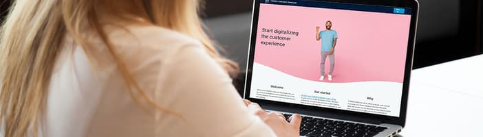 Digitális fejlesztői portált néző nő