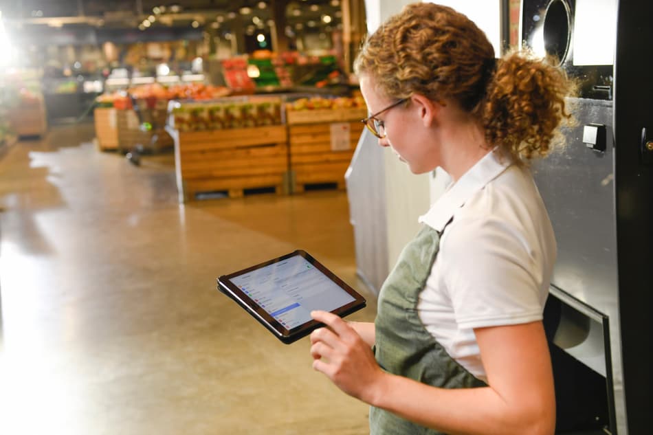 digital_woman holding pad