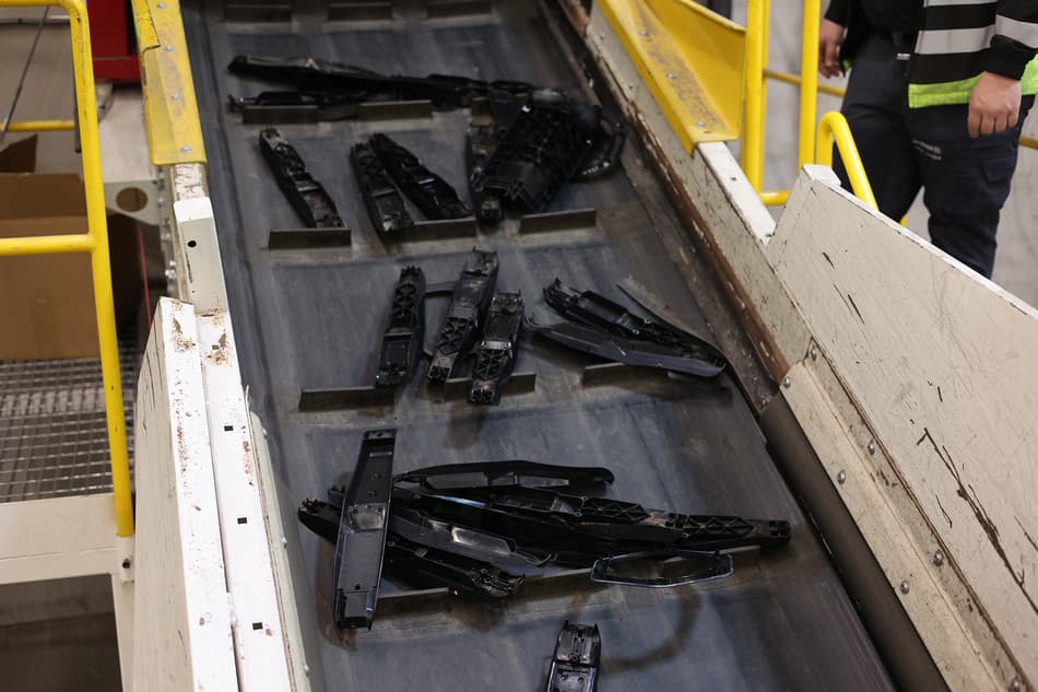 Black polymer parts are separated by ERP and sent to Polykemi.