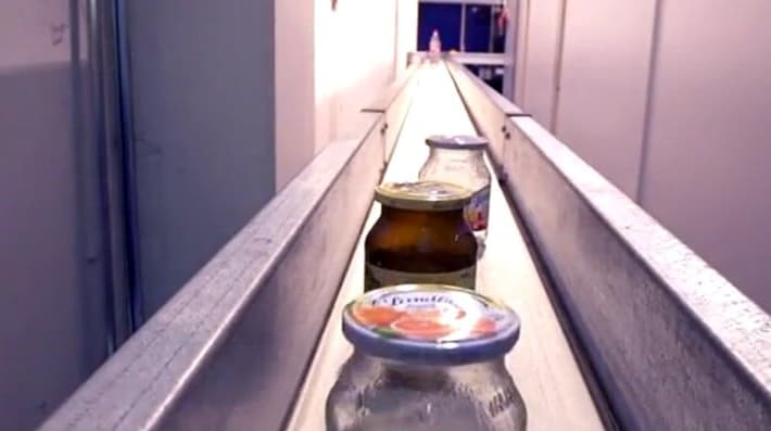 Bouteilles en train de rouler