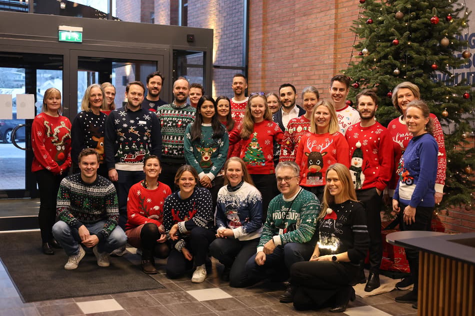employee group photo in office 
