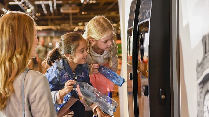 Hungary deposit return scheme users returning containers