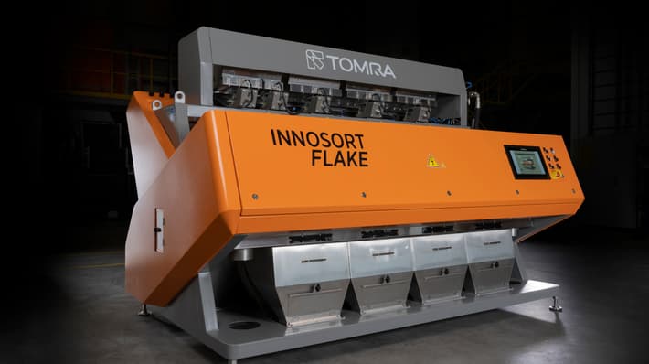 INNOSORT FLAKE TM simultaneously sorts flakes by polymer, color and transparency