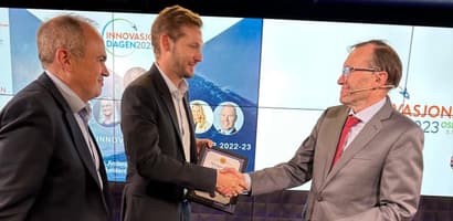 TOMRA receives Norway's Most Innovative Business 2022-23 award from Norway's Climate and Environment Minister Espen Barth Eide at the Innovation Day 2023 Dialogue Conference at EpiCenter in Oslo.
