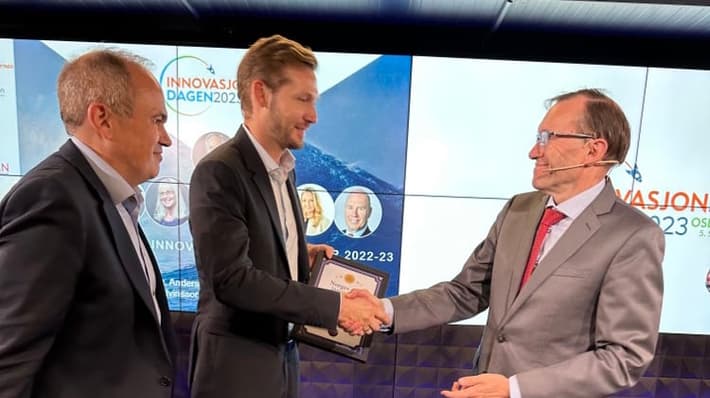 TOMRA receives Norway's Most Innovative Business 2022-23 award from Norway's Climate and Environment Minister Espen Barth Eide at the Innovation Day 2023 Dialogue Conference at EpiCenter in Oslo.