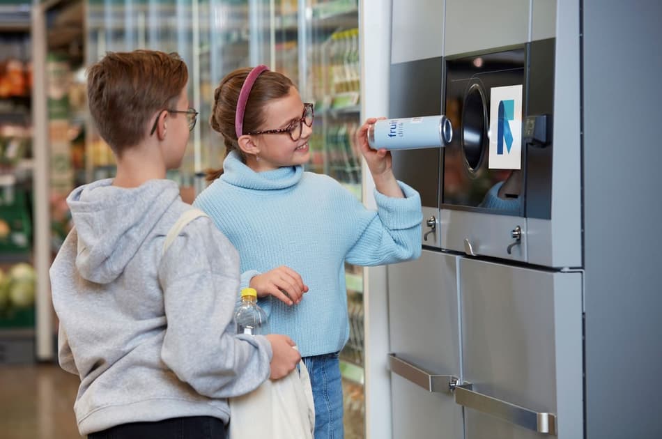 Image of kids returning drink containers to TOMRA T70