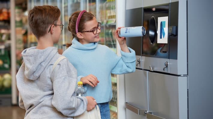 Image of kids returning drink containers to TOMRA T70