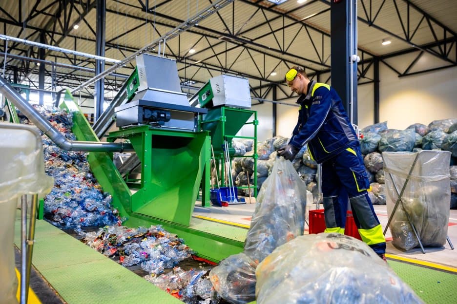 Image of returning containers in Latvia deposit return scheme
