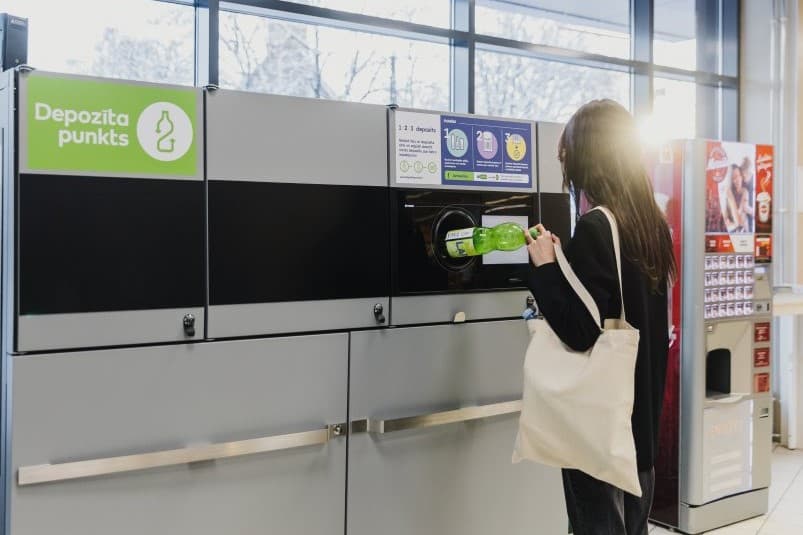 Image of returning containers in Latvia deposit return scheme