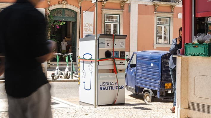 Automated machine for reusable cups in Lisbon city center