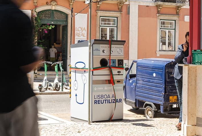 Automated machine for reusable cups in Lisbon city center