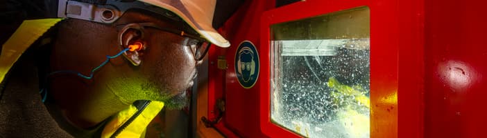 TOMRA Mining employee at work 