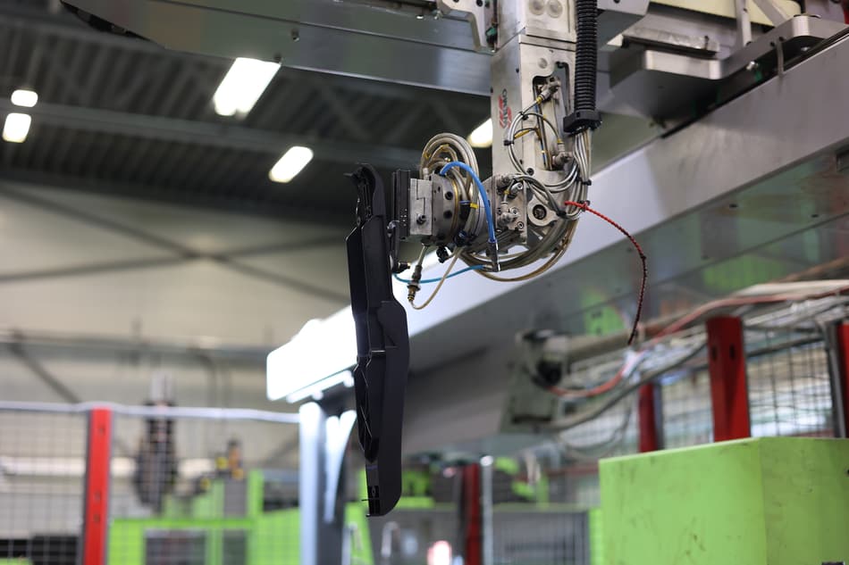 Plastic component carried by a robot art