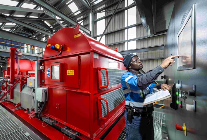 Mothae TOMRA Machine worker