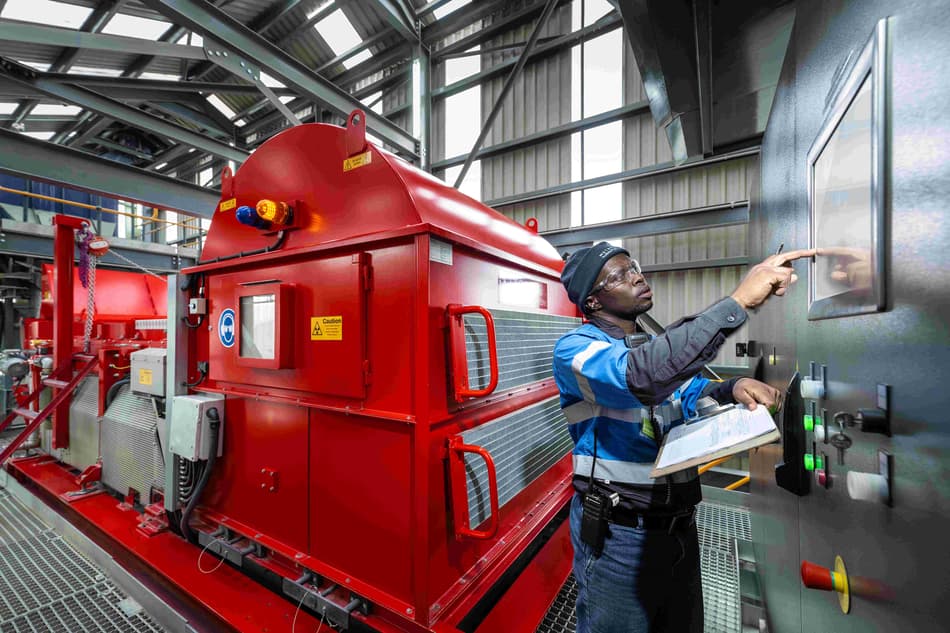 Mothae TOMRA Machine worker