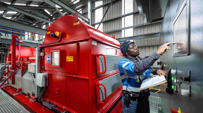 Mothae TOMRA Machine worker