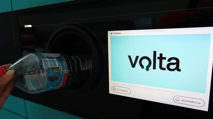 Máquina TOMRA para recolha automática de vasilhame