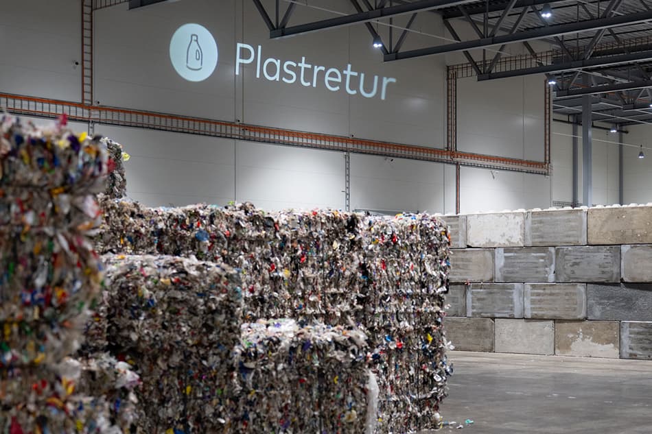 Plastretur logo på veggen i Områ anlegget