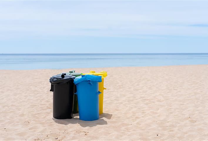 plastbeholdere på en strand