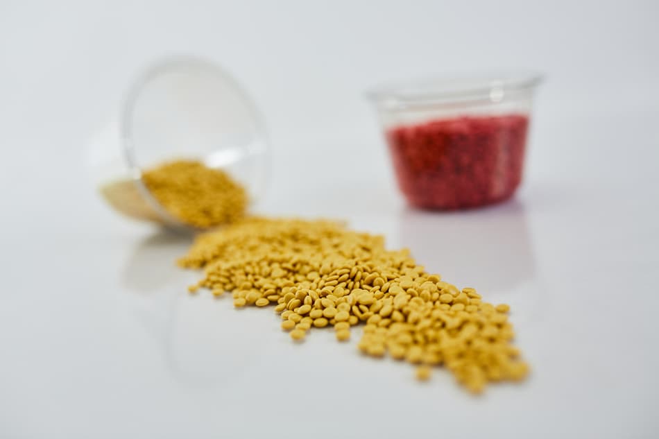 Røde og gule plastpiller