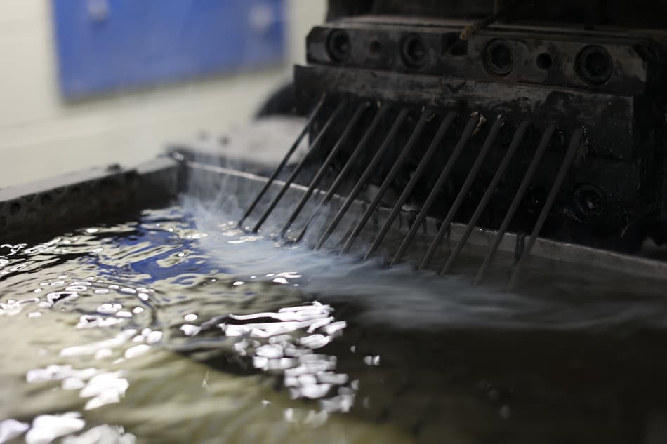 Plastic flakes in TOMRA sorter