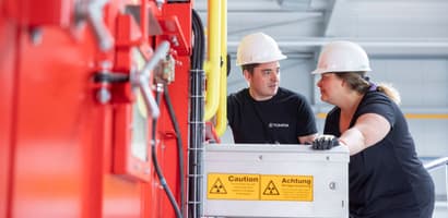 Tomra-Mitarbeiter arbeiten an einer TOMRA-Bergbaumaschine
