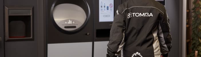 TOMRA-Service-Mitarbeiterin geht zum R1-Automaten