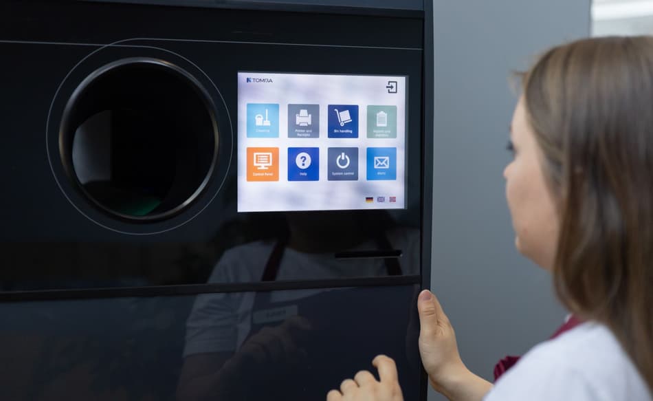 Image of retailer at TOMRA reverse vending machine 