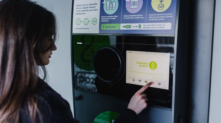 Image of returning containers in Latvia deposit return scheme