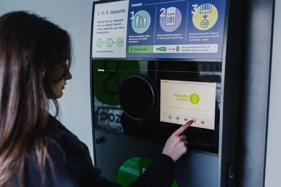 Image of returning containers in Latvia deposit return scheme