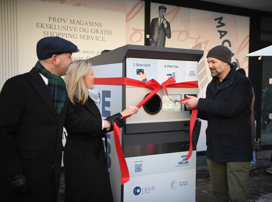 Official opening of the REUSEABLE pilot in Aarhus on January 17, 2024:  (from left) Nicolaj Bang, Alderman for Technical Services and Environment, Aarhus Municipality, Tove Andersen, President and CEO of TOMRA, and Jacob Bundsgaard, Mayor of Aarhus